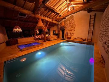 Gîte pour 12 personnes, avec jardin et sauna ainsi que piscine et jacuzzi dans Juré