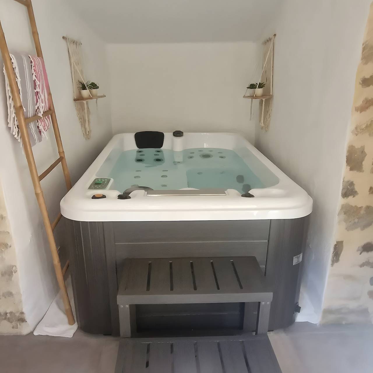 Ganze Wohnung, L'Écrin de la Rose – Ruhiges Refugium mit Pool, Natur und haustierfreundlicher Unterkunft. in Yvrac-et-Malleyrand, Charente