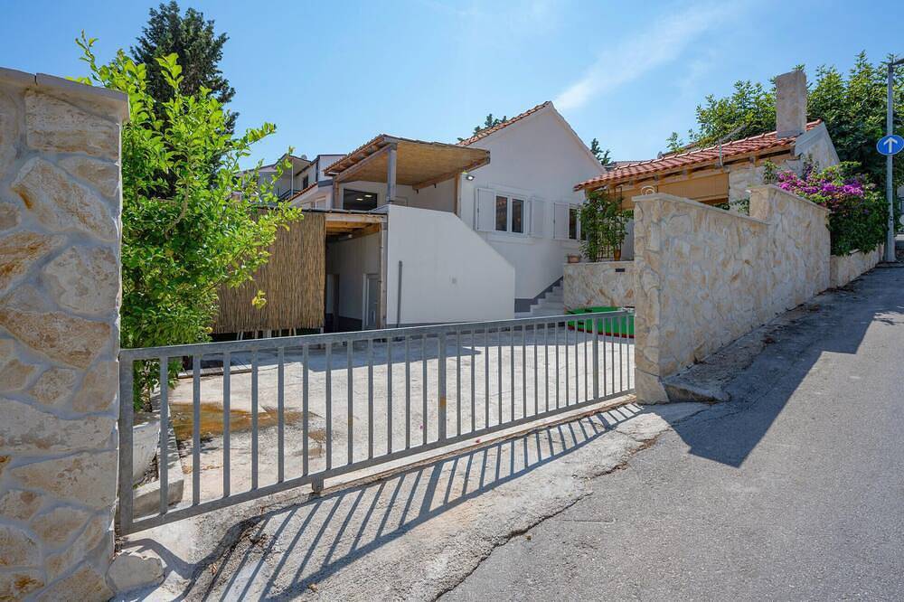 Apartamento entero, Apartamento que admite mascotas en. in Rogoznica, Condado de Šibenik-Knin