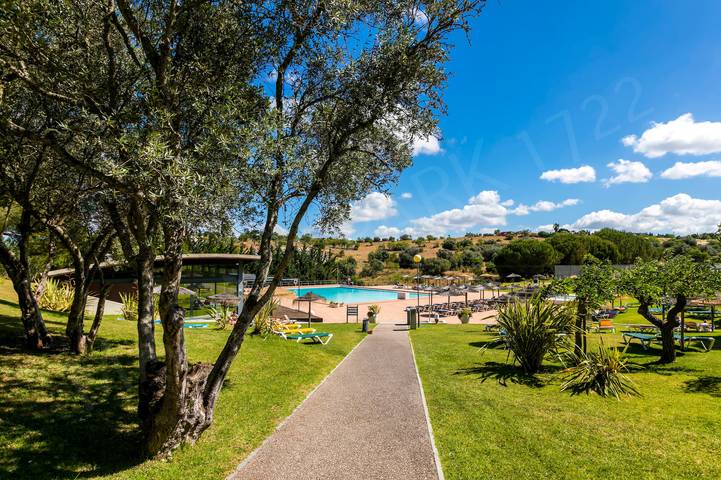 Ferielejlighed for 6 personer, med Balkon og Terrasse såvel som Have og Børnepool i Lagos