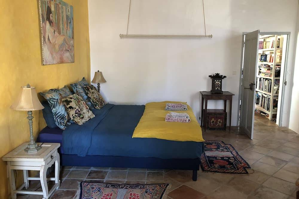 Ganze Wohnung, 3kms from Uzès in 17th century residence, lovely 3-room apartment with poetic garden in Montaren-et-Saint-Médiers, Nimes und Umgebung