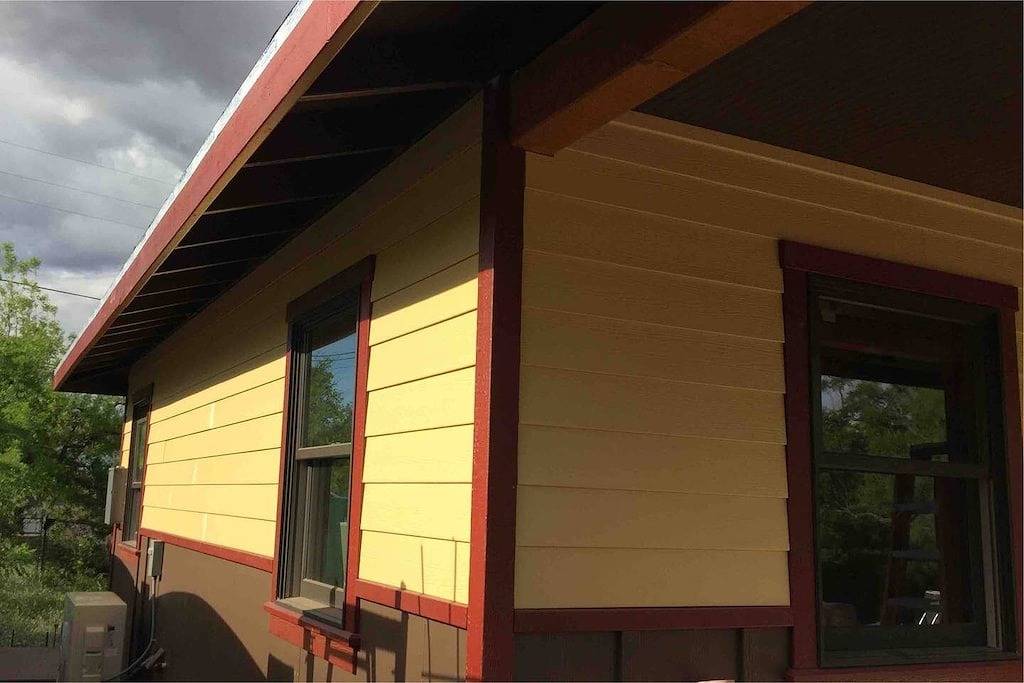 Die Kaktus-Auflage, eine Bestimmungsortwohnung im historischen alten Stadtpappelholz in Cottonwood (AZ), Coconino Nationalwald