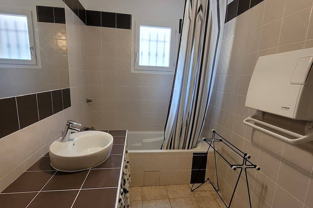 House with swimming pool in a peaceful, relaxing setting. Pets allowed.  in Bauduen, Brignoles Region
