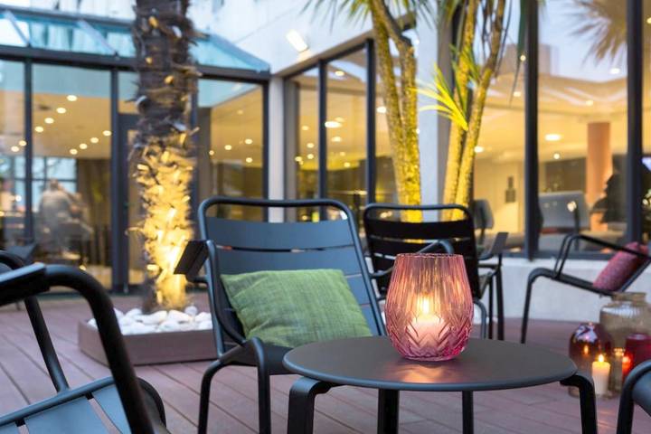 Hôtel pour 2 personnes, avec Terrasse ainsi que Jardin et Piscine dans Aéroport de Nantes-Atlantique