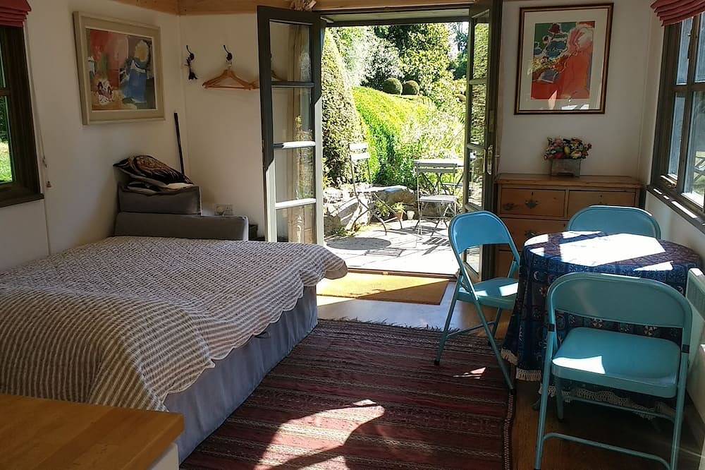 Helles und luftiges Gartenzimmer. in Wiltshire