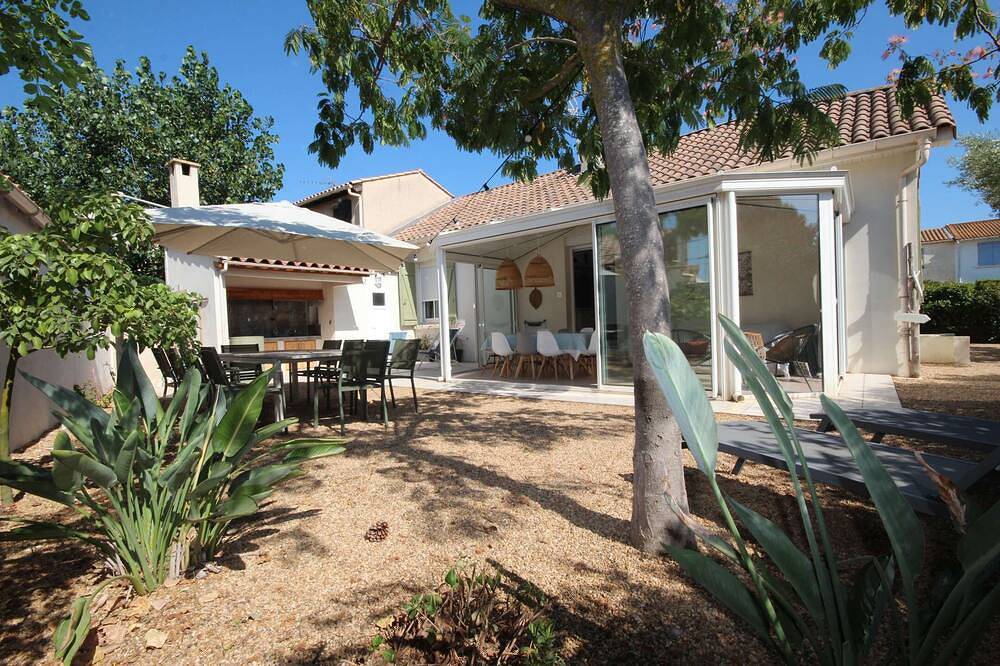 Lovely individual house in the heart of the seaside resort with a pretty garden. Wifi- 9... in Portiragnes Plage, Portiragnes