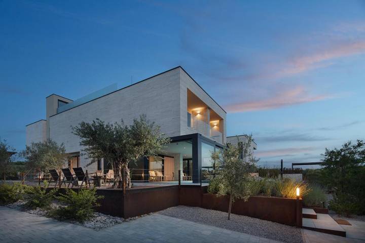 Villa pour 8 personnes, avec terrasse ainsi que piscine et jardin, animaux acceptés à Poreč