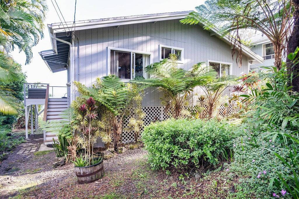 Charming home with balcony, washer/dryer & free Wifi – stunning ocean views in Kukuihaele, Hamakua