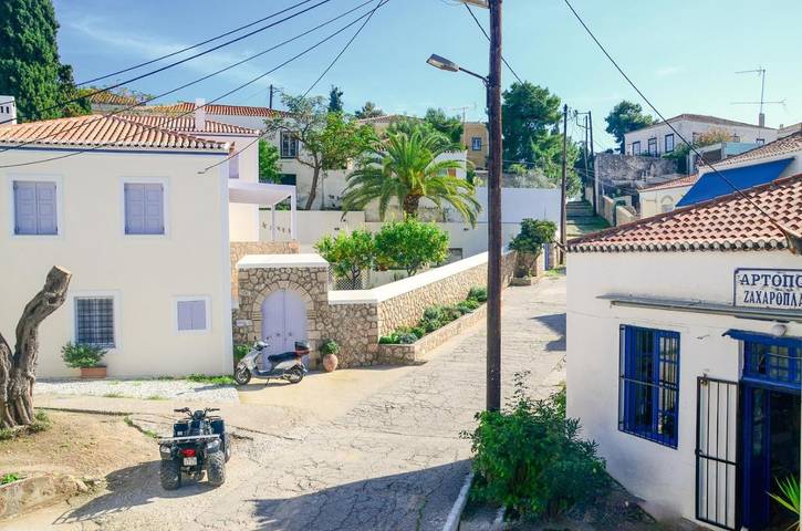 Location de vacances pour 8 personnes, avec Balcon et Terrasse ainsi que Jardin et Vue dans Spetses - 2