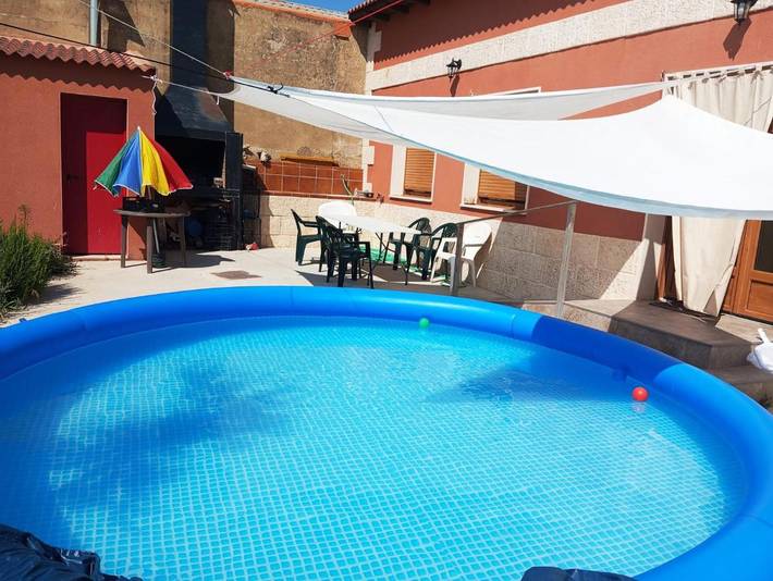 Casa rural para 5 personas, con piscina además de jardín y vistas, Se admiten mascotas en Ribera del Duero