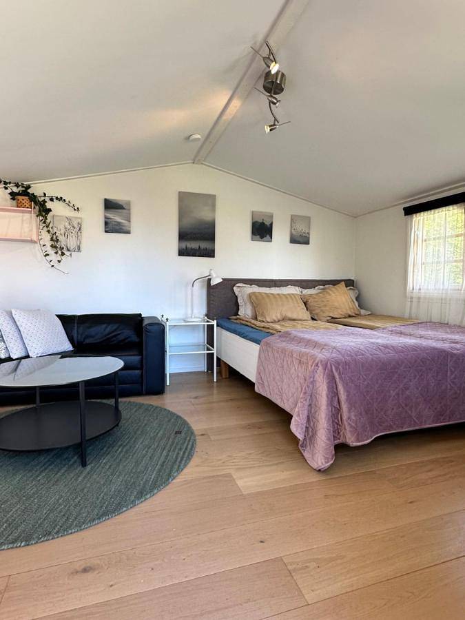 Appartement entier, Mysig stuga i lugnt villaområde med eget badrum och kök i huvudbyggnadens källare in Kalmar, Mer Baltique suédoise