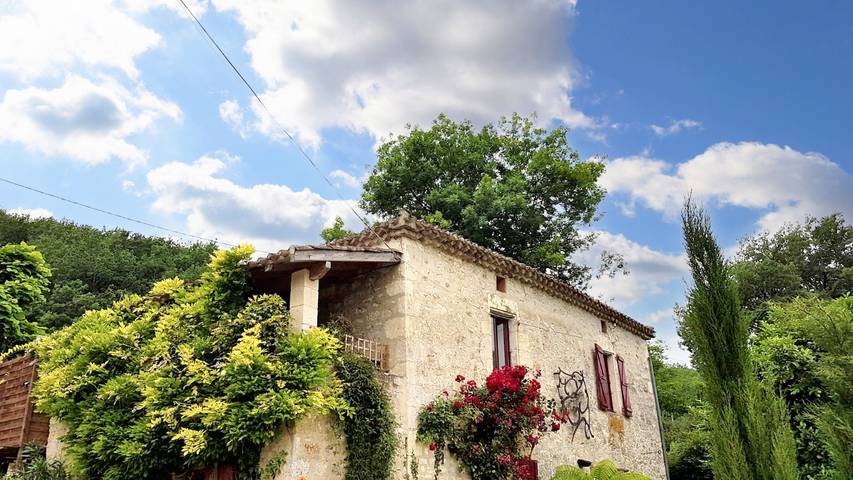 Location de vacances pour 6 personnes, avec Terrasse ainsi que Jardin et Piscine à Montlauzun