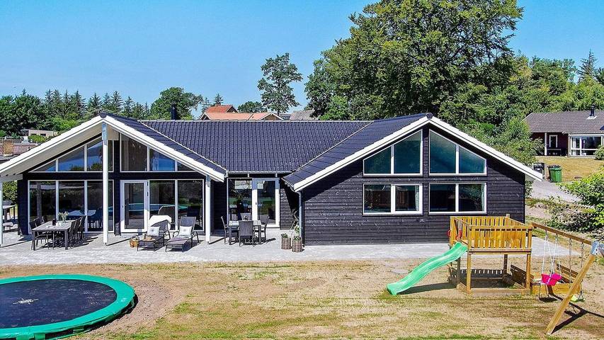 Ferienhaus für 17 Personen, mit Sauna und Terrasse sowie Whirlpool und Pool in Høll