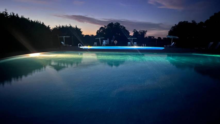 Parque de vacaciones para 8 personas, con jardín además de piscina y jacuzzi - 1