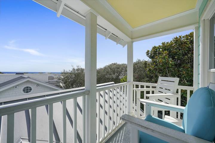 Vacation house for 8 people, with pool and balcony in Seaside