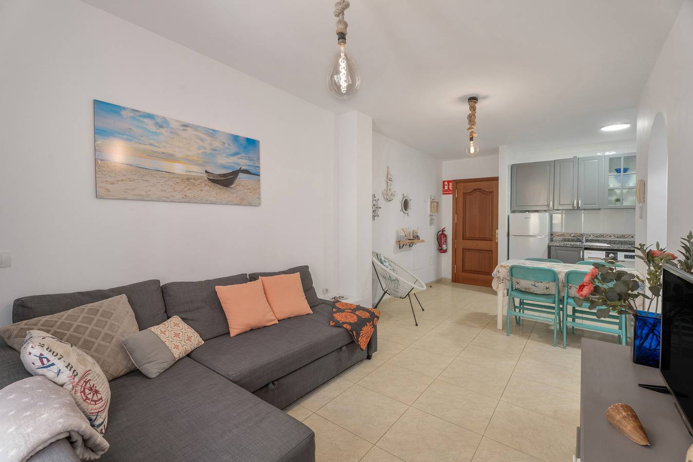 Apartamento entero, Apartamento 'Tesbabo Beach' con vistas a la montaña, terraza privada y Wi-Fi in La Restinga, El Pinar de El Hierro