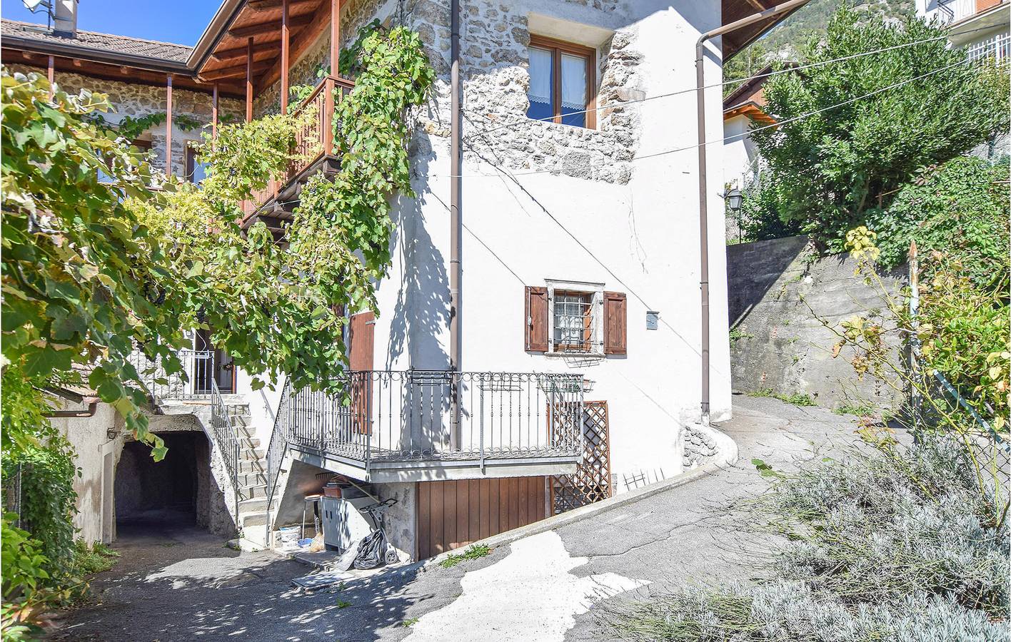 Ganze Ferienwohnung, Bergblick-Apartment mit WiFi, Garten & TV in Stenico, Brentagruppe