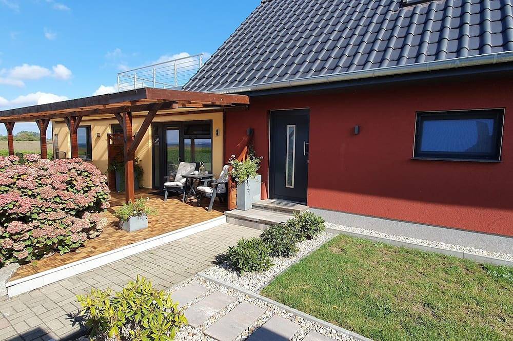 Ganze Wohnung, Ruhig gelegenes Apartment mit Terrasse und Blick aufs Wasser in Zudar, Garz/Rügen