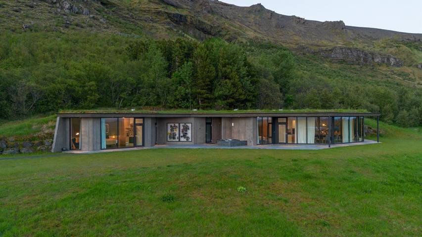 Villa for 6 people, with Balcony and Hot tub as well as Terrace and Garden in Iceland