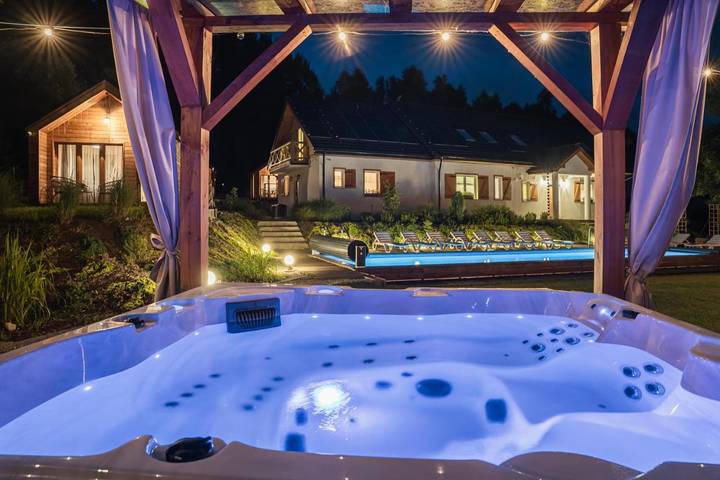 Dom dla 4 osób, z Jacuzzi i Taras oraz Ogród i Basen w Park Narodowy Gór Stołowych