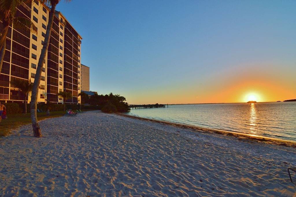 Ganze Wohnung, Blick auf das Wasser mit Private Beach Condo im Sanibel Harbor Resort in Punta Rassa, Southwest Florida