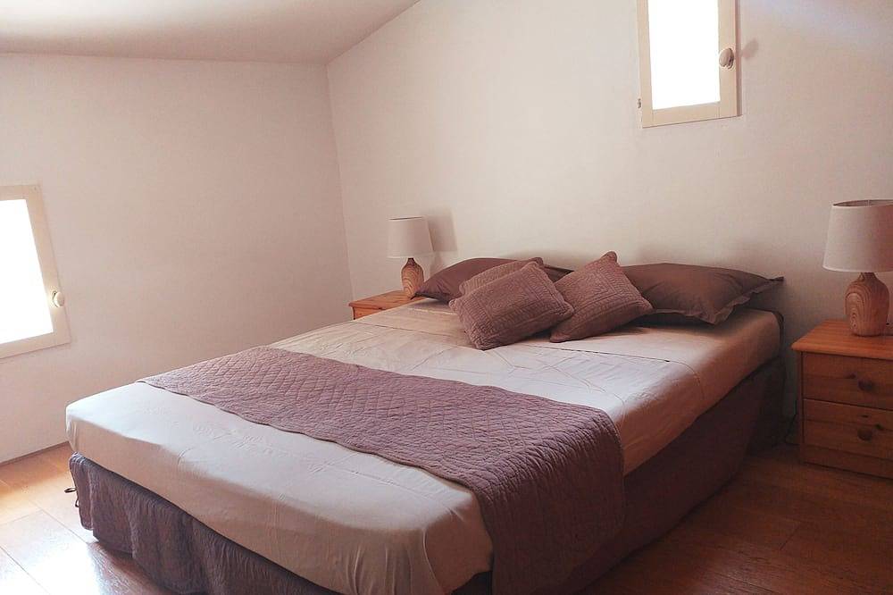 In the heart of Fontaine de Vaucluse, house overlooking the Sorgue river in Fontaine-de-Vaucluse, Vaucluse