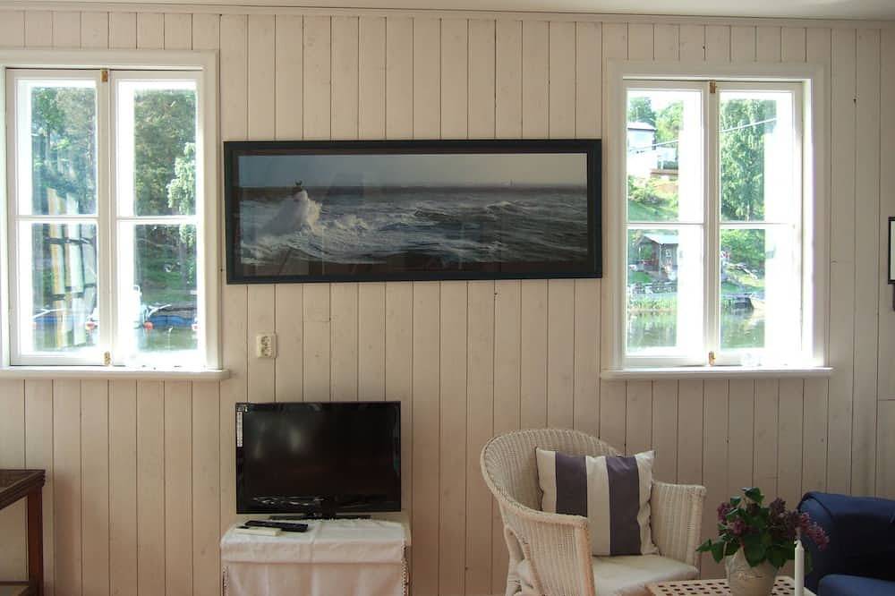 Cozy seaside cottage on its own jetty w rowing boat. 25 minutes to Stockholm! in Kummelnäs, Nacka