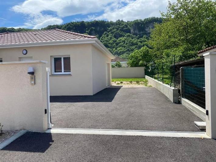 Gîte pour 4 personnes, avec Terrasse ainsi que Jardin et Vue à Vertrieu