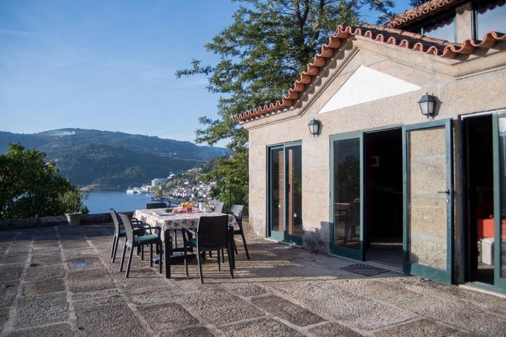 Location de vacances pour 6 personnes, avec piscine ainsi que vue et jardin dans Ribadouro - 2