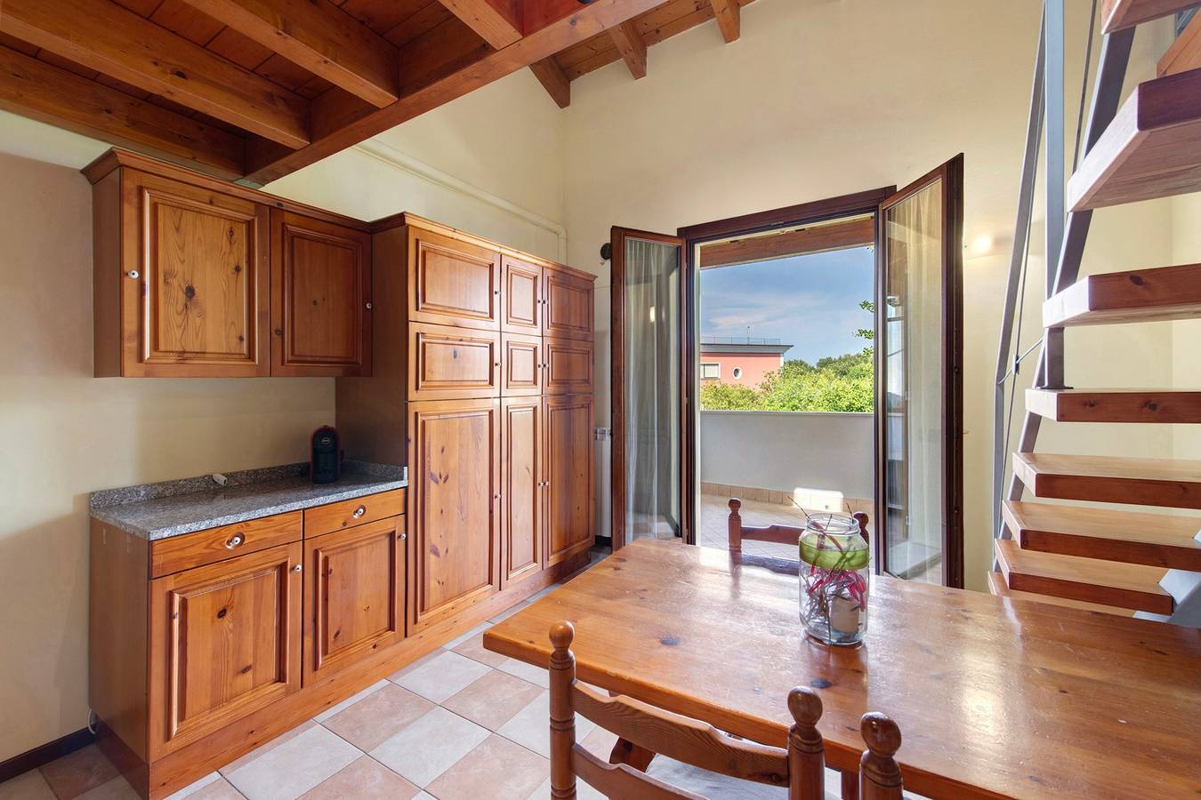 Ganze Wohnung, Apartment „House Of The Sun“ mit Gemeinschaftspool, privater Terrasse und Wlan in Rivoltella del Garda, Desenzano del Garda