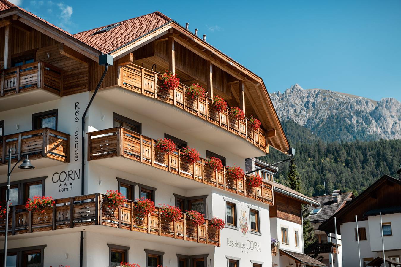 Appartamento intero, Residence Corn - Appartamento Superior "La Majun" Vista Montagna, Jacuzzi, Wi-Fi & Balcone in San Vigilio di Marebbe, Marebbe