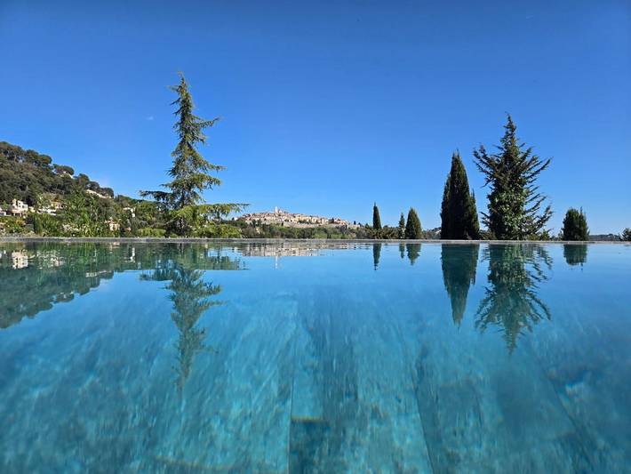 Appart’hôtel pour 2 personnes, avec Terrasse et Jardin ainsi que Piscine et Vue