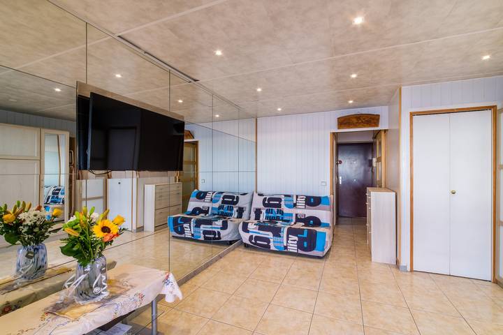 Appartement entier, Appartement de vacances "Le Maeva" avec vue sur mer, terrasse et Wi-Fi. in Saint-Laurent-du-Var, Côte méditerranéenne (France)