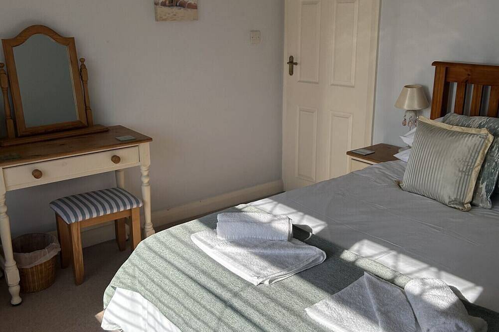 Charming 3- Bedroom Home in Worthing - Pet Friendly w/Private Garden & Parking in Goring-by-Sea, Worthing