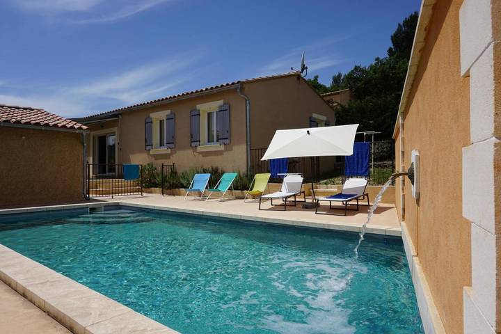 Location de vacances pour 6 personnes, avec terrasse et piscine ainsi que vue et jardin à Villars - 3