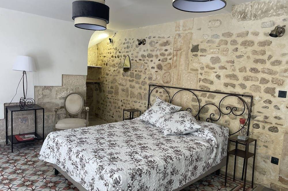 Appartement entier, Lovely studio downtown in Eyragues, Région d'Arles