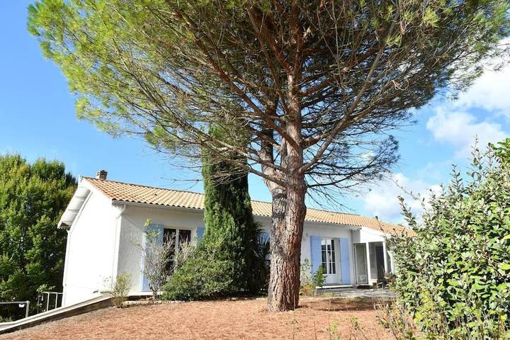 Location de vacances pour 9 personnes, avec terrasse ainsi que piscine et vue, animaux acceptés à Roumagne - 4