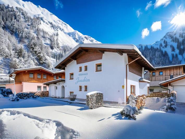 Ferienhaus für 20 Personen, mit Terrasse in Huben