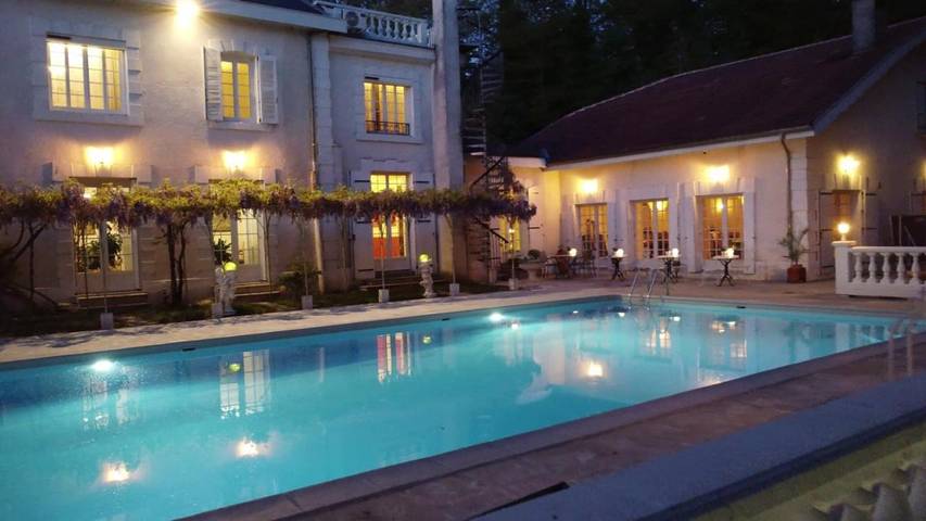 Location de vacances pour 4 personnes, avec Terrasse et Jardin ainsi que Piscine et Vue à Aubin