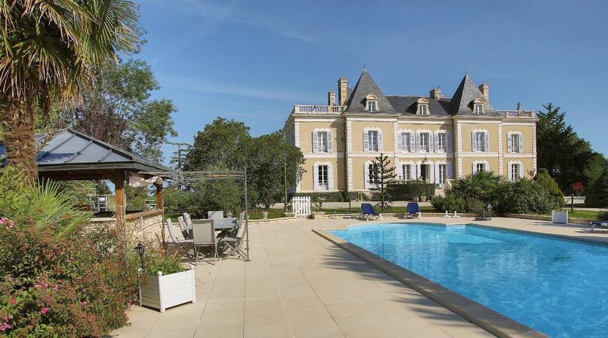 Location de vacances pour 2 personnes, avec Terrasse et Jardin ainsi que Piscine et Vue dans Sanilhac