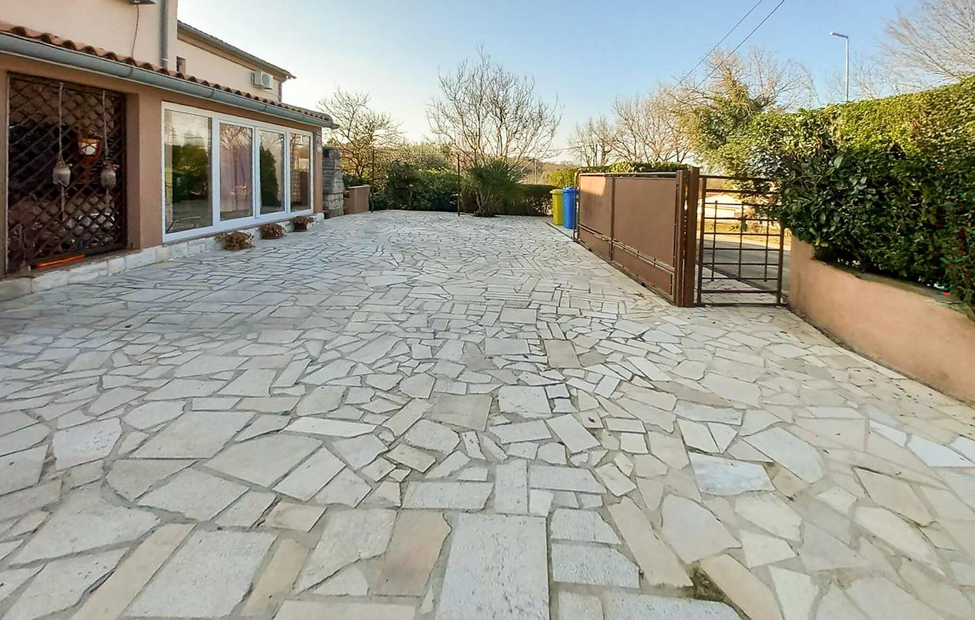 Ganze Ferienwohnung, Charmantes Apartment mit Terrasse, WLAN und Parkplatz in der Nähe des Strandes Duga Uvala in Marčana, Südküste Istrien