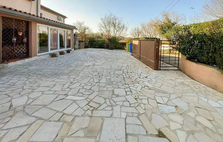 Ganze Ferienwohnung, Charmantes Apartment mit Terrasse, WLAN und Parkplatz in der Nähe des Strandes Duga Uvala in Marčana, Südküste Istrien