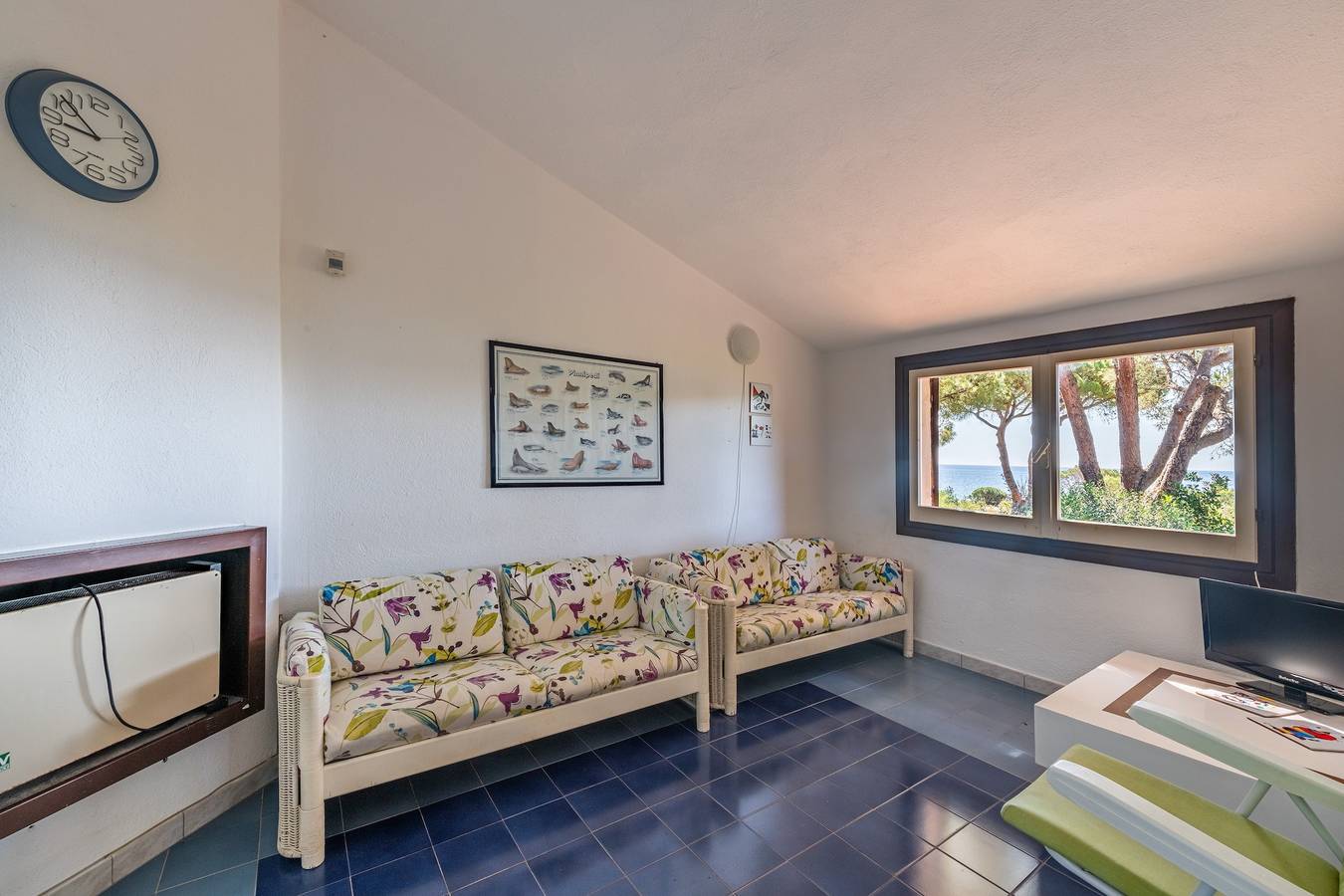 Entire apartment, Cosy Holiday Apartment "Villetta Vista Mare" with Wi-Fi, Balcony and Terrace in Santa Margherita di Pula, Pula region