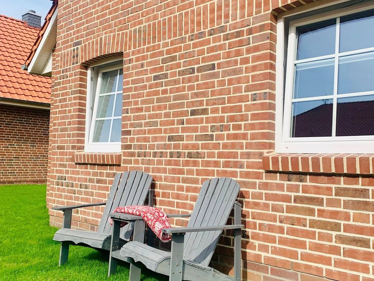 Hampton Huus - Hundefreundliches Ferienhaus (100qm) mit Sauna, Kamin und Garten für 6 Personen in Greetsiel, Krummhörn