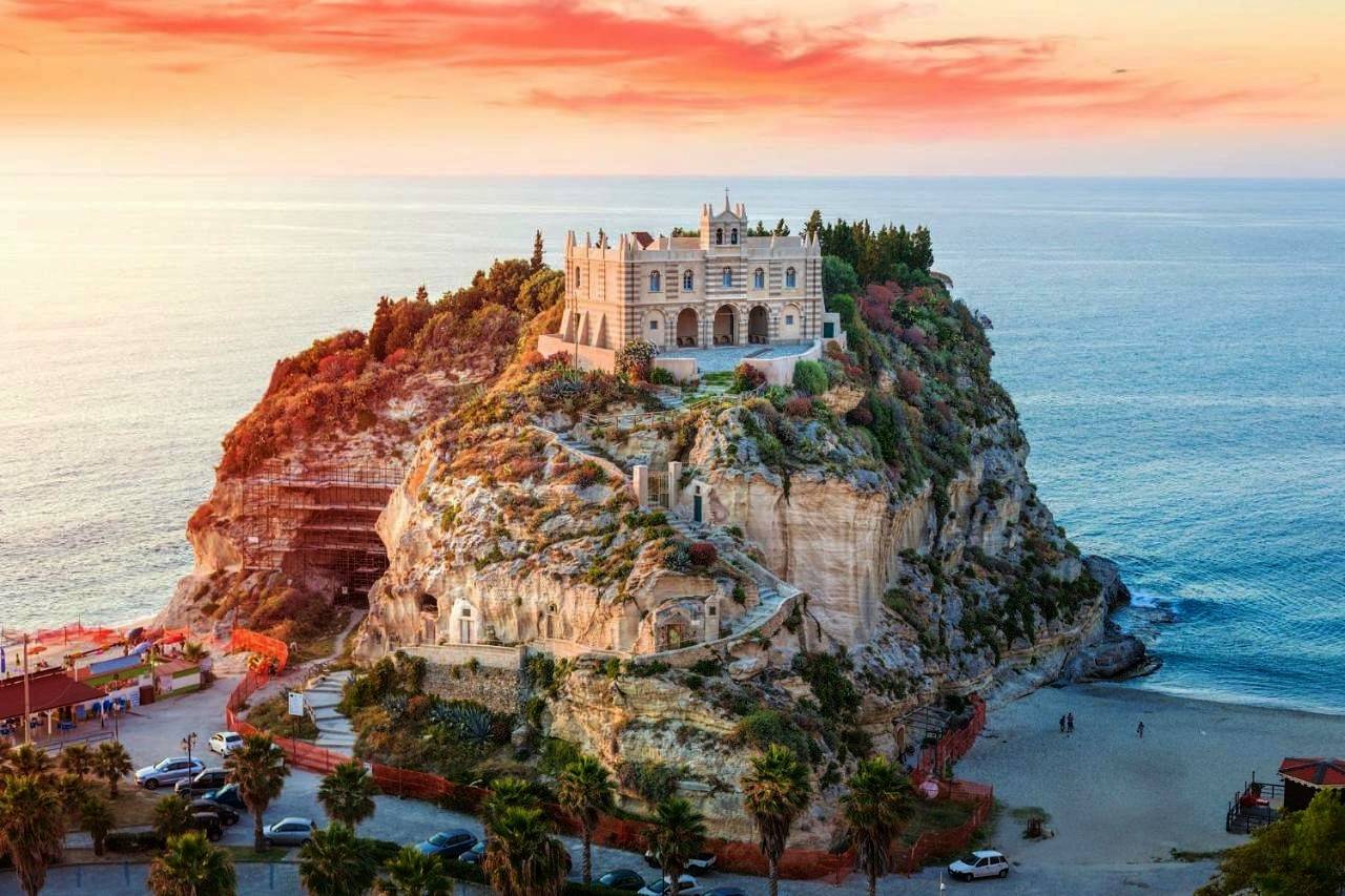 Holiday Home with garden view in Spiaggia del Cannone, Tropea