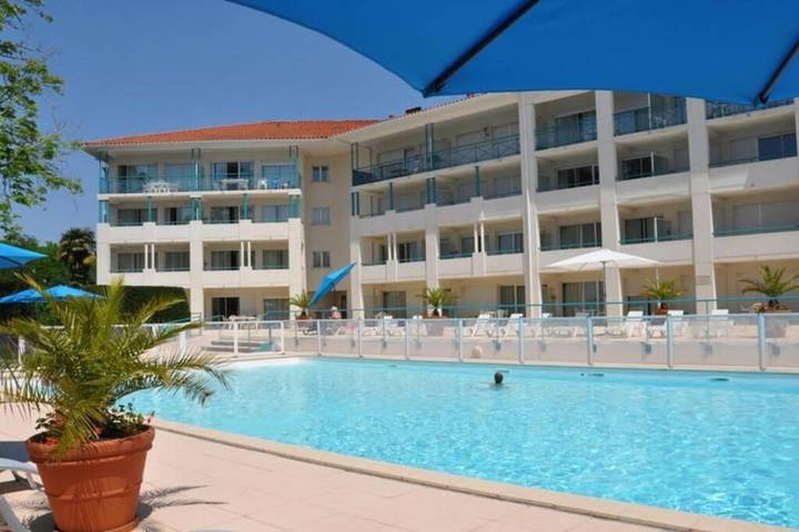 Gîte pour 4 personnes, avec Balcon ainsi que Terrasse et Piscine dans Golf De La Nivelle