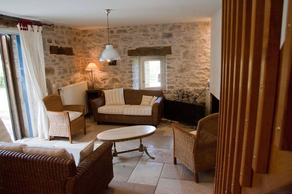 Charmante grange quercynoise entièrement rénovée pour 6 personnes, piscine  8x4m in Cajarc, Quercy