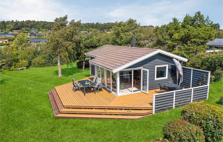 Ferieudlejning for 6 personer, med Terrasse og Have i Røsnæs