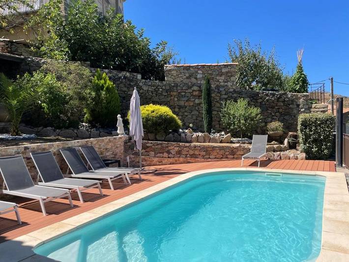 Location de vacances pour 7 personnes, avec piscine ainsi que vue et jardin à Feliceto