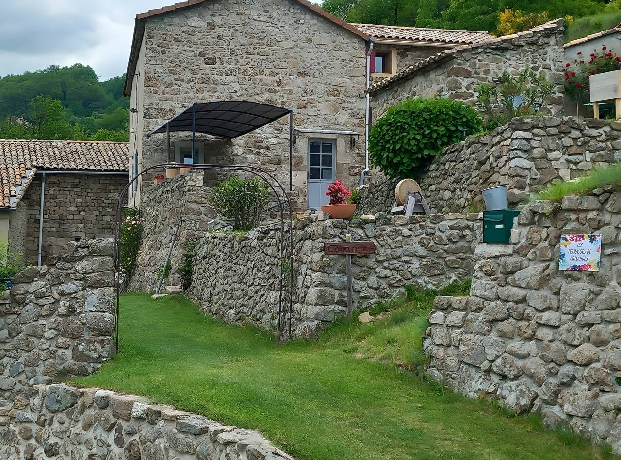 Chambre d’hôtes « Les Terrasses de Collanges » avec vue montagne et Wi-Fi in Saint-Pierre-de-Colombier, Parc naturel régional des Monts d'Ardèche